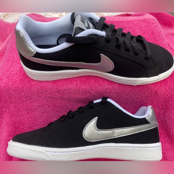 ⚡️ NWOT WOMENS NIKE SHOES ⚡️ - Picture 3 of 8